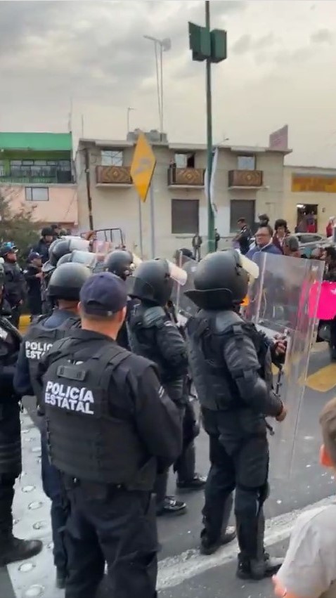 Policia estatal reprimiendo manifestantes