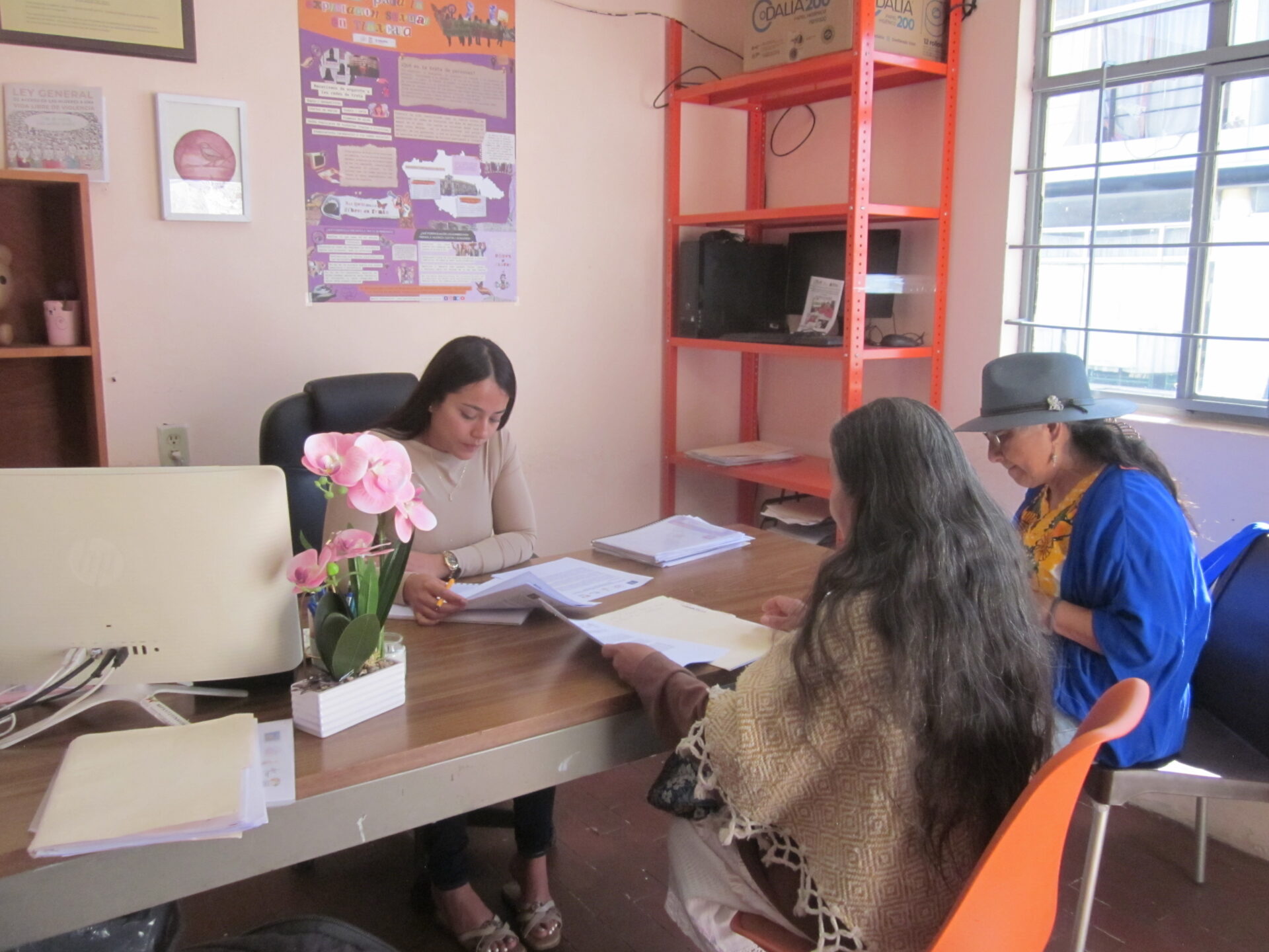 Grupo Cihuatl entrega Agenda de Prevención de la Violencia a la directora del Instituto Municipal de la Mujer de Papalotla