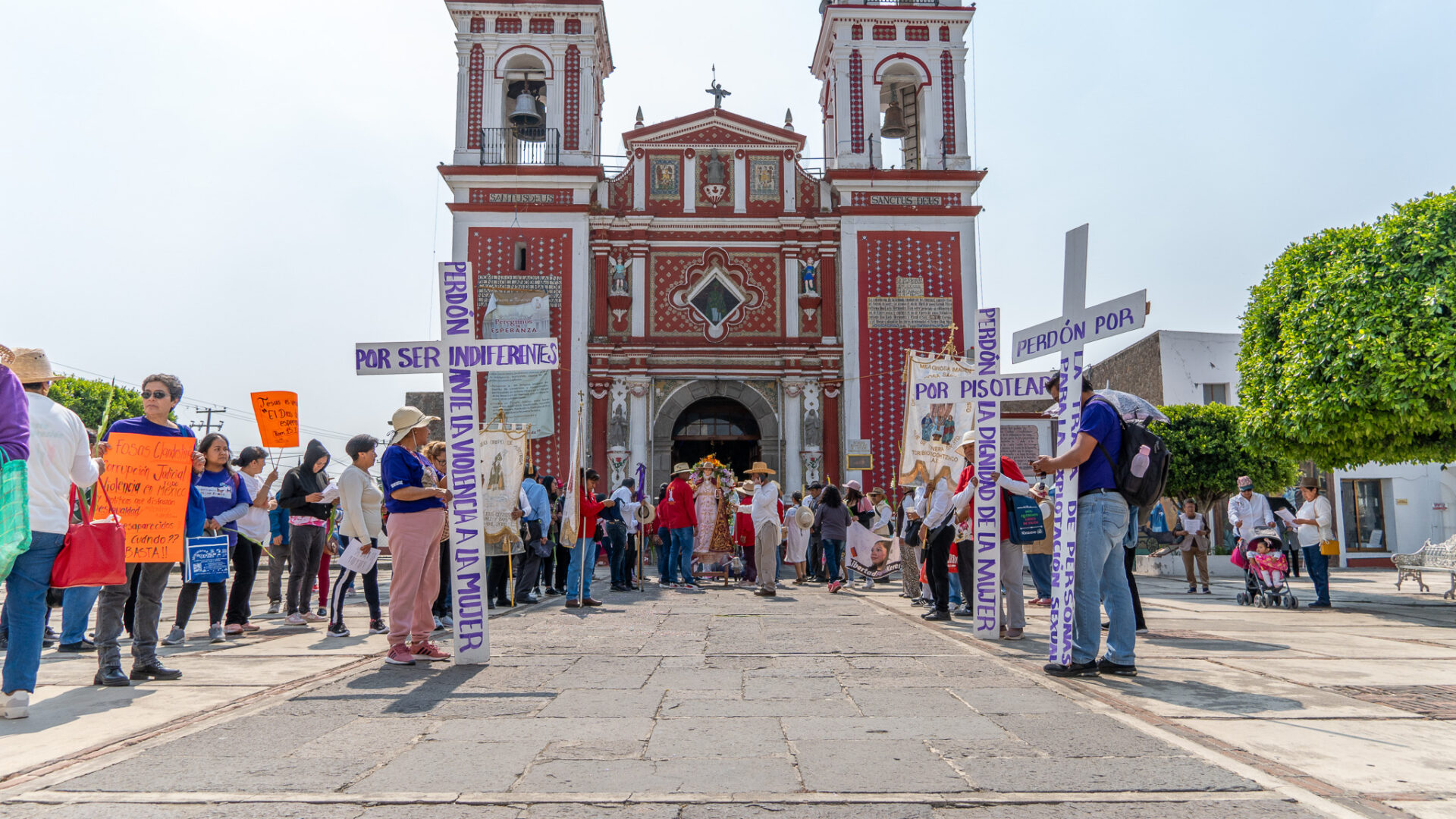 Peregrinación por la Dignidad de las Mujeres, saliendo de la Parroquia de Santo Toribio Obispo de Astorga. Xicohtzinco. Marzo, 2025